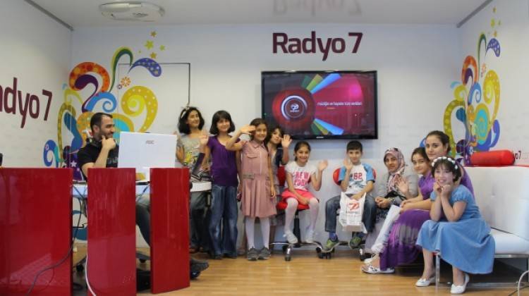Radyo 7'yle Barış Cem Kaya Esenler'de Sevenleriyle Buluştu