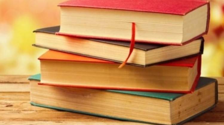 Kitap İle Çalışan Bakkal