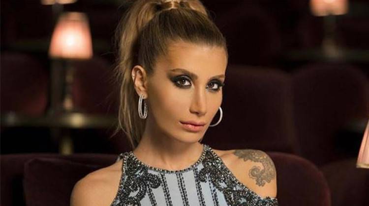 İrem Derici ezan sesini duyunca röportajı yarıda kesti