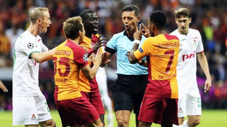 İtalyan hakem Galatasaraylıları çıldırttı!