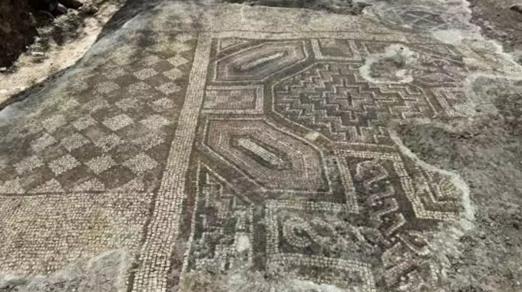  Diyarbakır’da mezar kazısında Haçlı Davud Yıldızı mozaiği bulundu