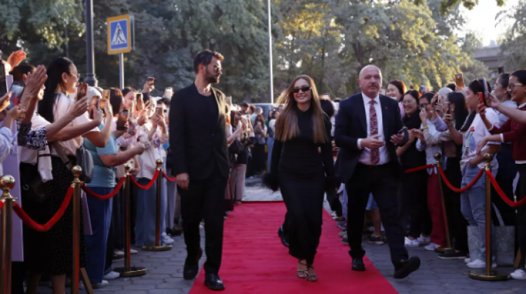  Kırgızistan'da kardeşlik festivali! Türk oyunculara büyük ilgi