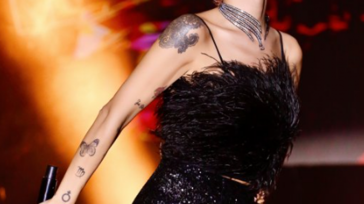  İrem Derici sahneye döndü!