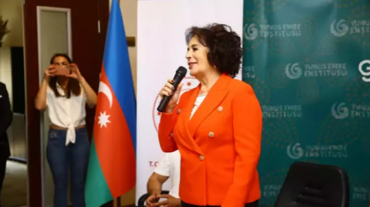  Hülya Koçyiğit, Bakü Yunus Emre Enstitüsü'nde gençlerle buluştu
